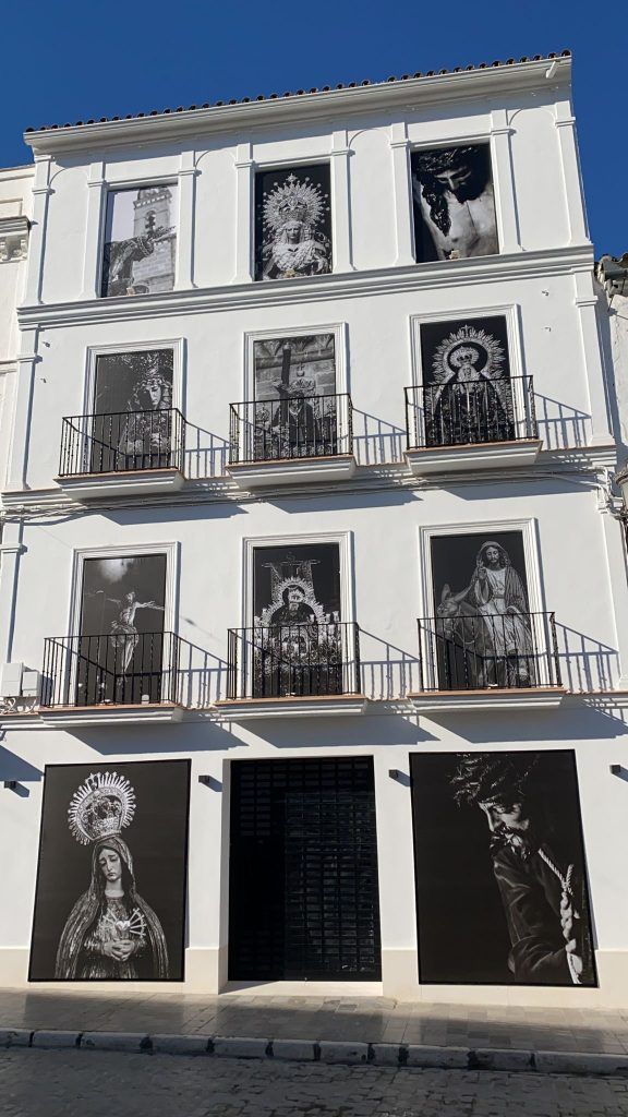 Álvaro Moreno y el Consejo de Hermandades sortearán las fotografías expuestas en la Plaza Rodríguez Marín a beneficio de los cuatro conventos de Osuna - Gastronomía y Moda