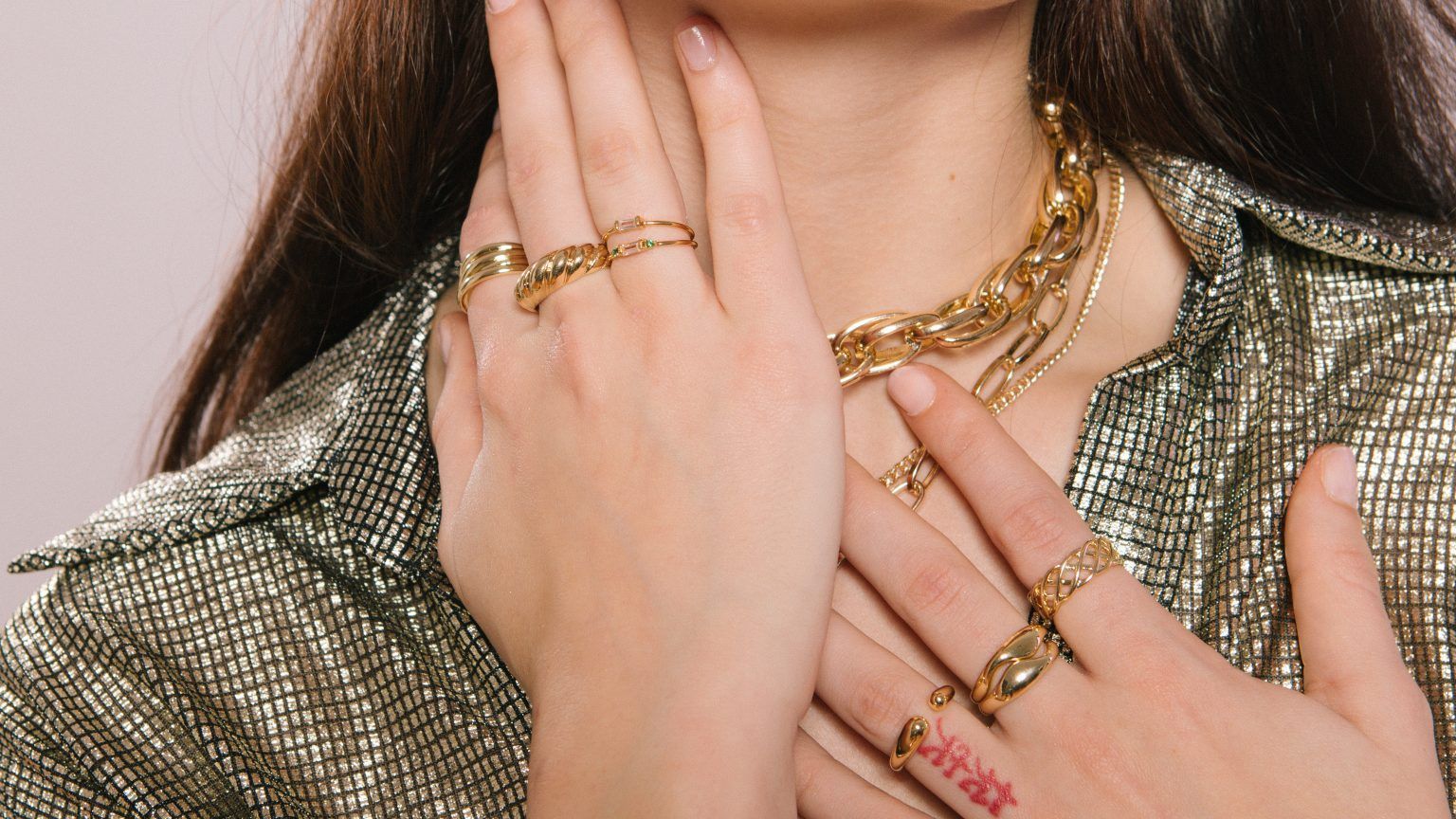 ‘Ring stacking’: cómo llevar muchos, muchos anillos en las manos 'Ring stacking': cómo llevar muchos, muchos anillos en los manos - Gastronomía y Moda