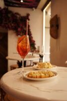 El Patio de Triana lanza Aperipatio, el plan de tapas y bebidas limitadas para alargar las tardes de Madrid - Gastronomía y Moda
