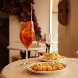 El Patio de Triana lanza Aperipatio, el plan de tapas y bebidas limitadas para alargar las tardes de Madrid - Gastronomía y Moda