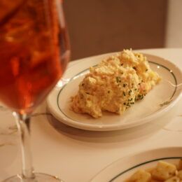 El Patio de Triana lanza Aperipatio, el plan de tapas y bebidas limitadas para alargar las tardes de Madrid - Gastronomía y Moda
