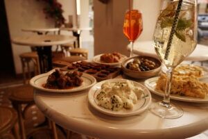 El Patio de Triana lanza Aperipatio, el plan de tapas y bebidas limitadas para alargar las tardes de Madrid - Gastronomía y Moda