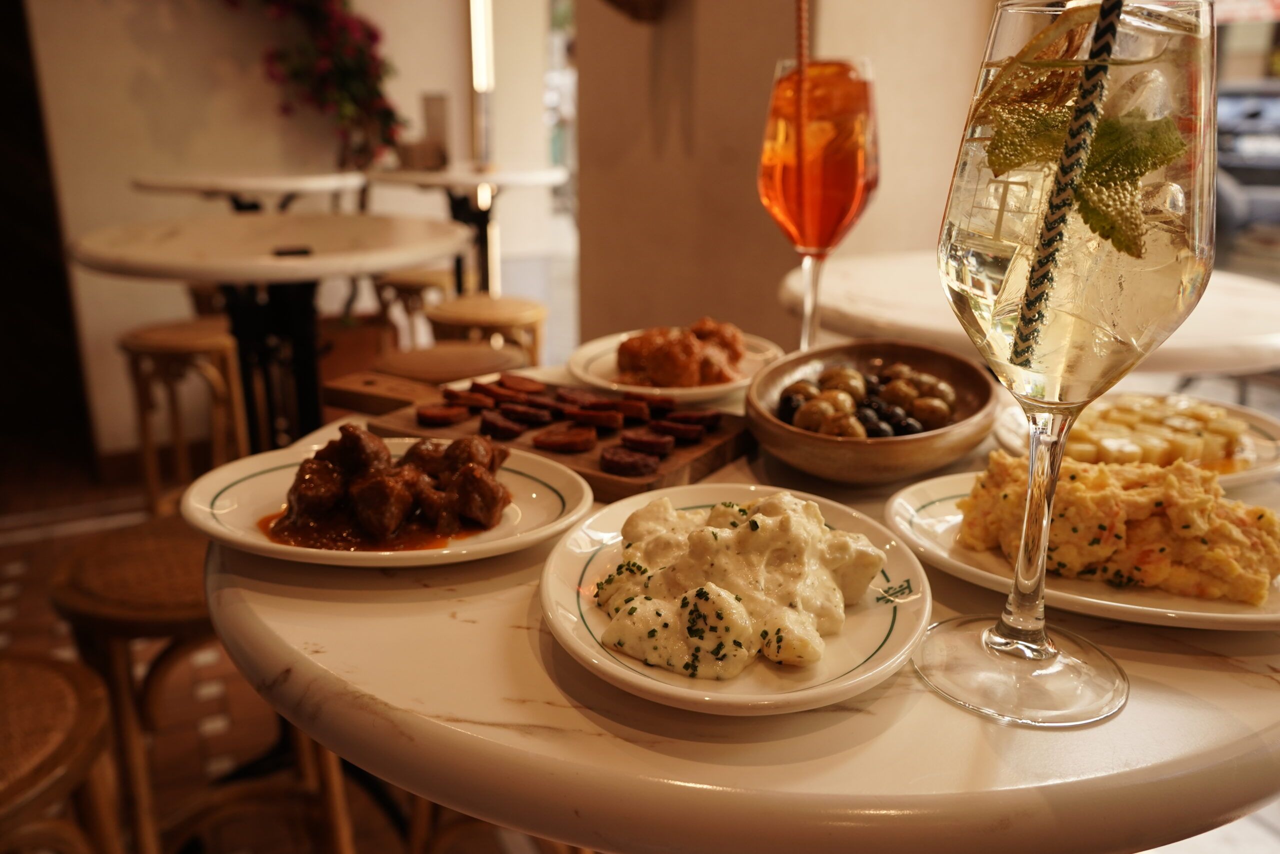 El Patio de Triana lanza Aperipatio, el plan de tapas y bebidas limitadas para alargar las tardes de Madrid - Gastronomía y Moda