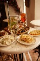 El Patio de Triana lanza Aperipatio, el plan de tapas y bebidas limitadas para alargar las tardes de Madrid - Gastronomía y Moda