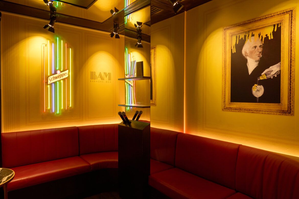 BAM Karaoke Box y Schweppes llevan el mítico neón de Gran Vía a una nueva sala de karaoke en Madrid BAM Karaoke Box y Schweppes llevan el mítico neón de Gran Vía a una nueva sala de karaoke en Madrid - Gastronomía y Moda