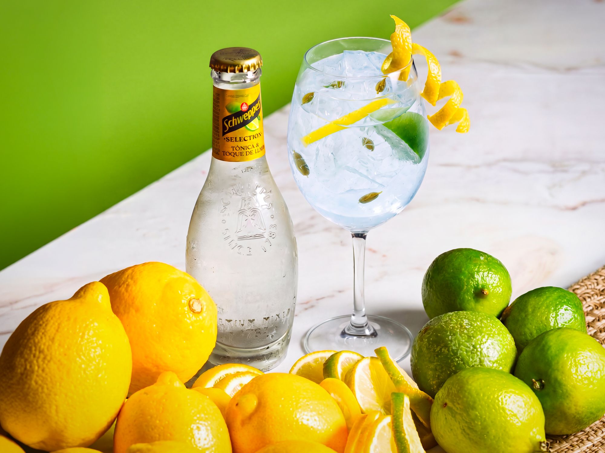 BAM Karaoke Box y Schweppes llevan el mítico neón de Gran Vía a una nueva sala de karaoke en Madrid - Gastronomía y Moda