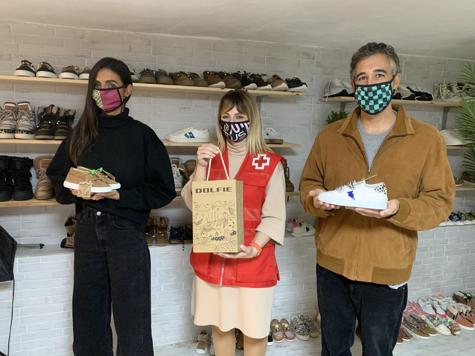 Dolfie entrega más de 500 pares de zapatos a Cruz Roja para repartir entre niños y niñas esta Navidad - Gastronomía y Moda
