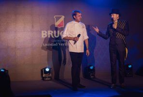 ‘Celebrando la Amistad Verdadera’ de Ron Brugal triunfa entre la alta gastronomía y el concierto de Melendi - Gastronomía y Moda