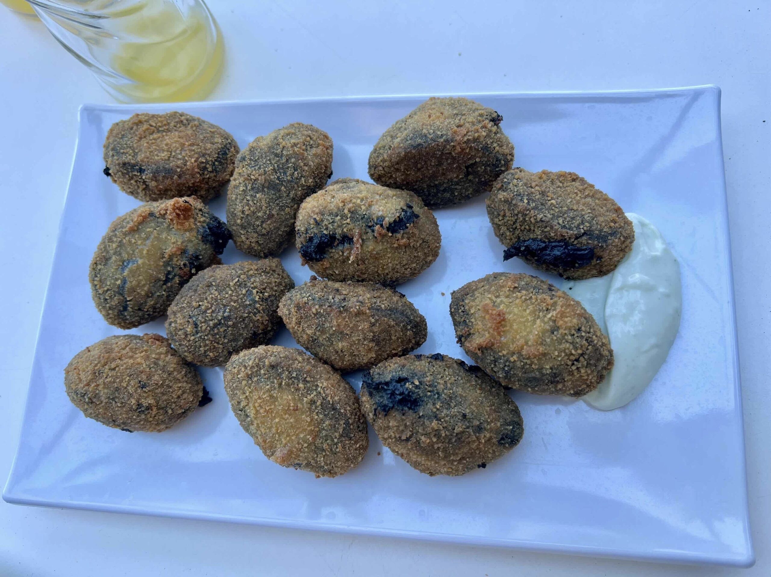 El restaurante de Bolonia que conquista Cádiz con croquetas de choco y un arroz meloso de carabineros frente al paraíso - Gastronomía y Moda