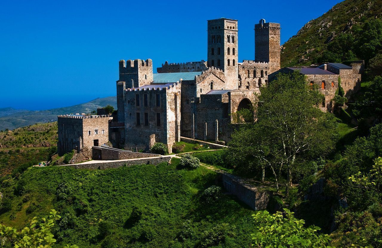 Monasterio de Sant Pere de Rodes, levitando sobre Roses - Gastronomía y Moda