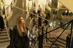 Llega a los cines Couture, la nueva película de Angelina Jolie, ambientada en la Semana de la Moda de París - Gastronomía y Moda