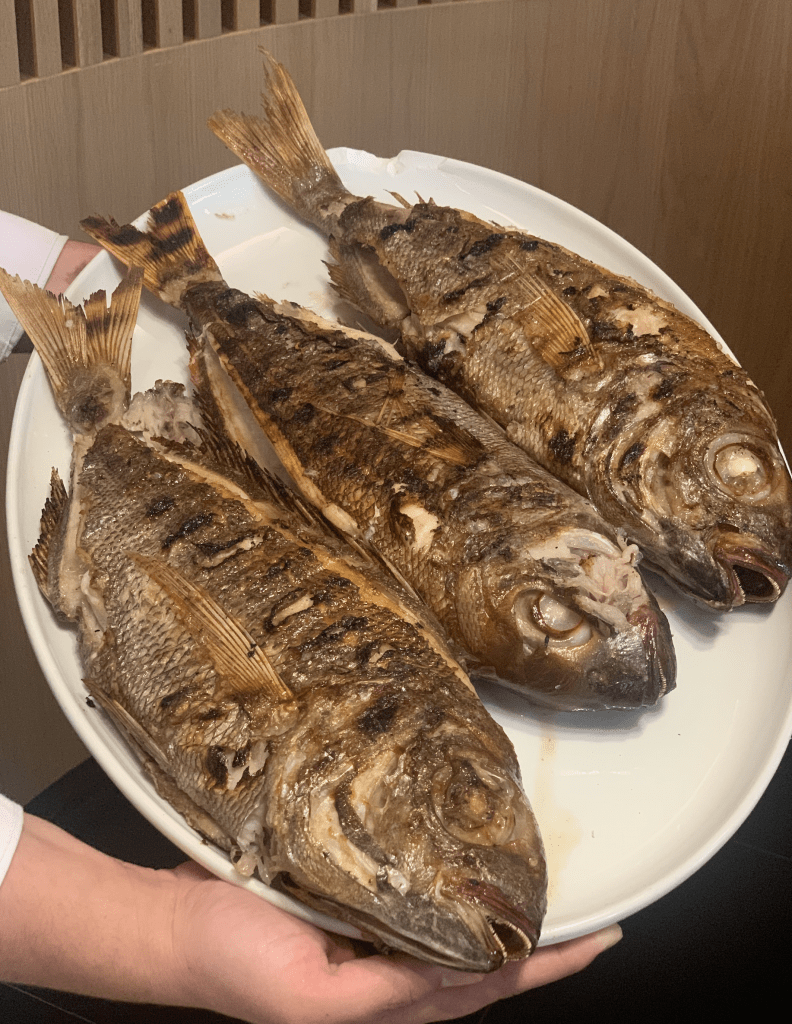 Disfruta de una parrillada de pescado y marisco en el restaurante Almansa - Gastronomía y Moda