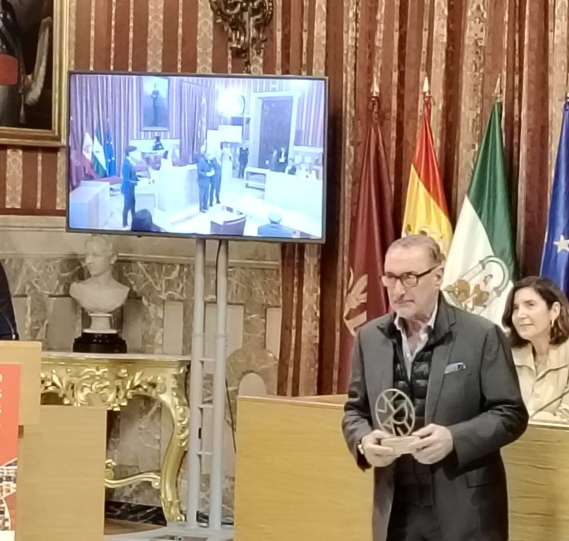 Herrera, Carlos recibe la distinción como embajador de los Mercados Tradicionales de España - Gastronomía y Moda