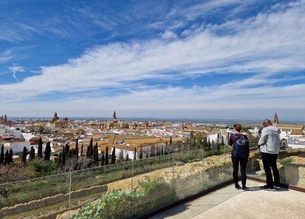 El número de turistas crece un 18% en Carmona durante 2023 El número de turistas crece un 18% en Carmona durante 2023 - Gastronomía y Moda