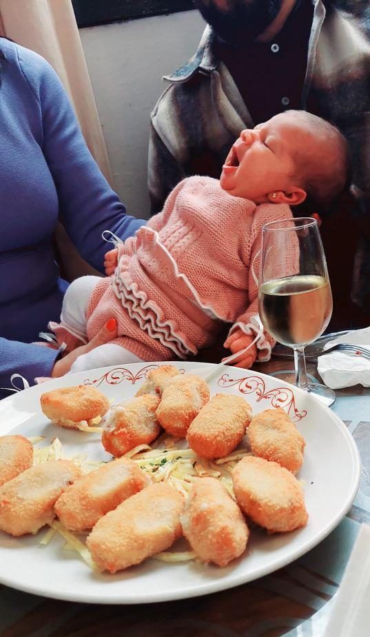Entrañable fotografía de una niña de quince días ante las croquetas de Casa Ricardo - Gastronomía y Moda