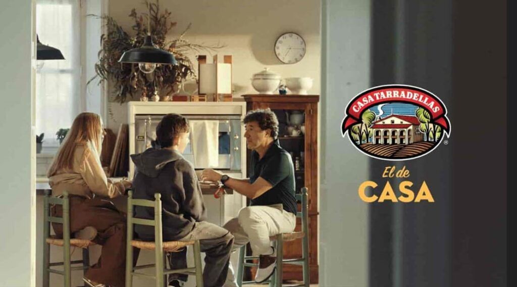 Casa Tarradellas lanza In Fraganti: el nuevo anuncio viral donde el Espetec convierte un momento incómodo en una escena inolvidable - Gastronomía y Moda