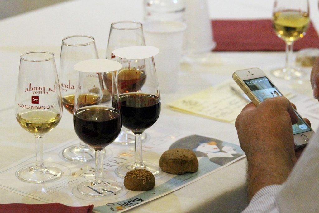 Las Bodegas Álvaro Domecq acogen la primera cata-maridaje entre vinos de Jerez de la Frontera y mantecados y polvorones de Estepa