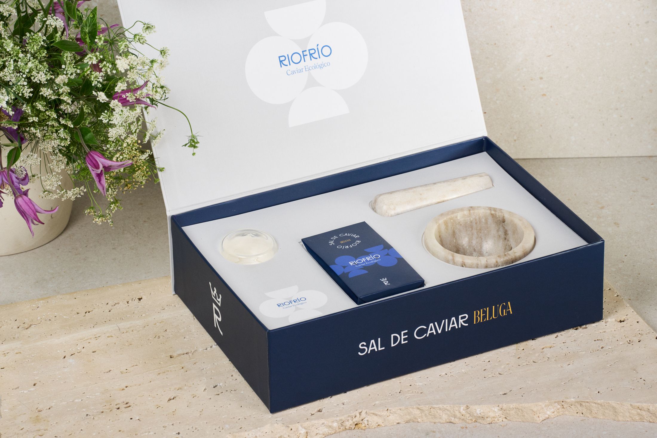 Caviar Riofrío lanza por primera vez su sal de caviar Beluga para estas Navidades - Gastronomía y Moda