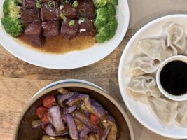 Mesa en Chi-La Sevilla, platos tradiciones de la región de Hunan