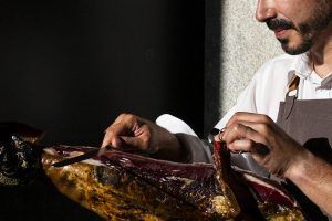 Moda española con sabor Ibérico: Cinco Jotas colabora en el fashion film de la nueva colección del diseñador Oteyza - Gastronomía y Moda