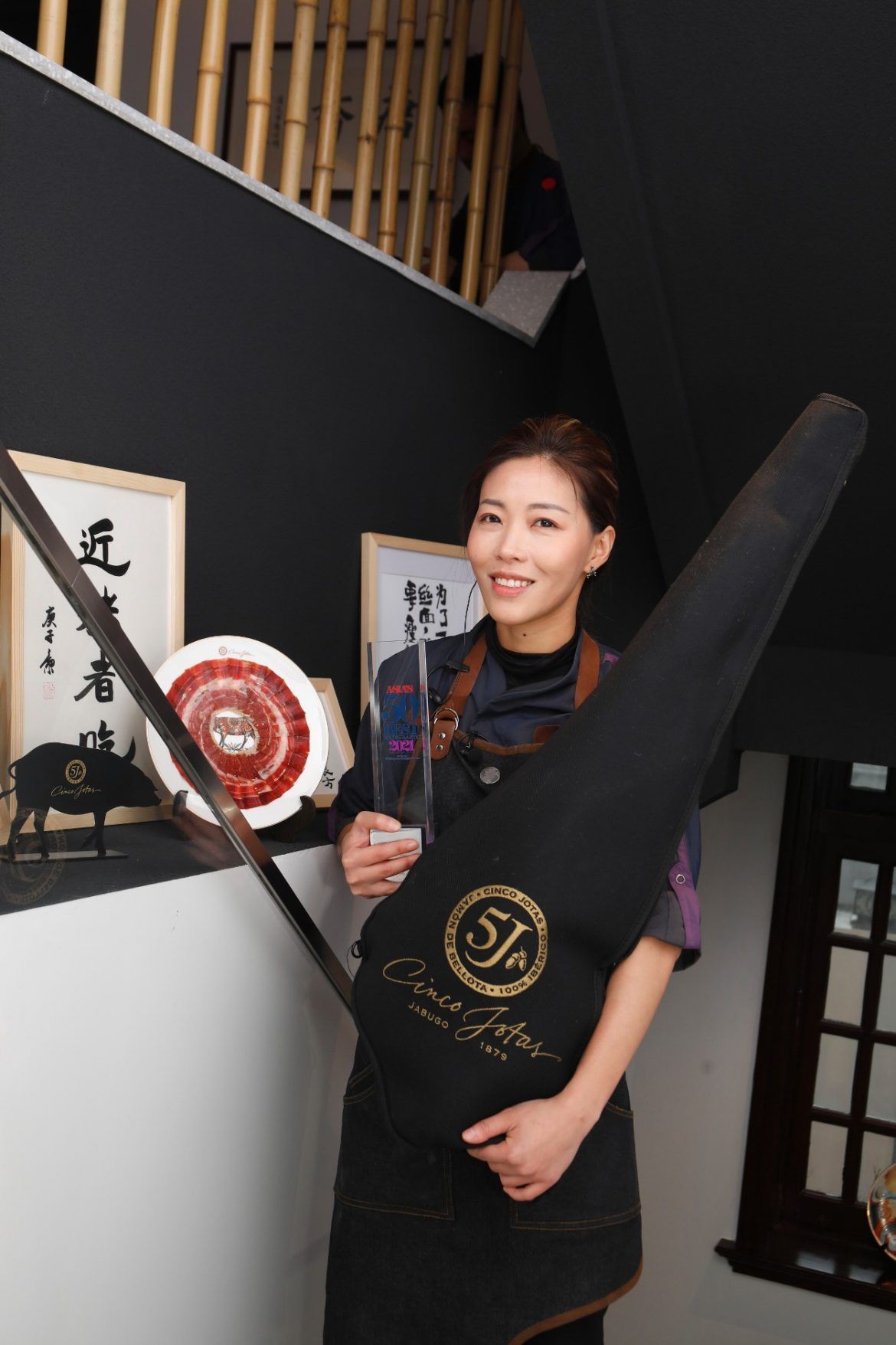 Cinco Jotas apoya el talento y la trayectoria de la chef DeAille Tam en China con el patrocinio del premio a la “Mejor Chef Femenina de Asia 2021” Cinco Jotas apoya el talento y la trayectoria de la chef DeAille Tam en China con el patrocinio del premio a la “Mejor Chef Femenina de Asia 2021” - Gastronomía y Moda