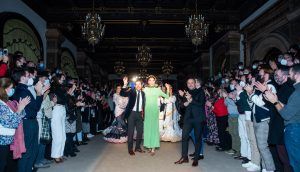 Apoteósica vuelta a la pasarela de la moda flamenca de la mano de We Love Flamenco. Clausura. Laura Sánchez y Javier Villa. Foto: Aníbal González© - Gastronomía y Moda