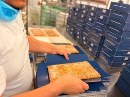 365 Obrador elaborará 22.000 cocas de Sant Joan para mantener viva una de las tradiciones más dulces de Catalunya - Gastronomía y Moda