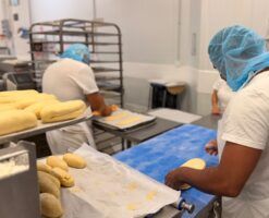365 Obrador elaborará 22.000 cocas de Sant Joan para mantener viva una de las tradiciones más dulces de Catalunya - Gastronomía y Moda