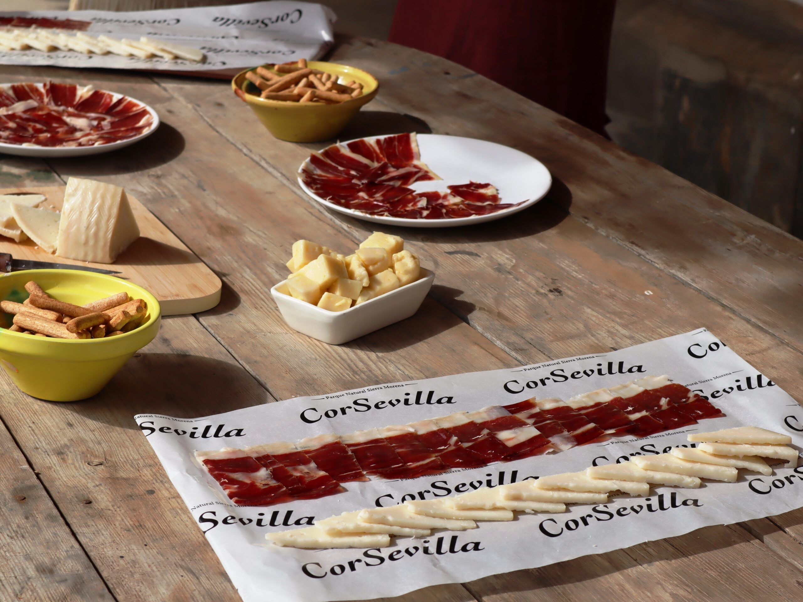 CorSevilla y la firma Marta Ovelar se unen para llevar el producto artesano y de cercanía a la Feria de Sevilla 2025 - Gastronomía y Moda