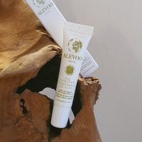 El contorno de ojos que ya usaban las abuelas está hecho en España, es ecológico y tiene tres beneficios - Gastronomía y Moda