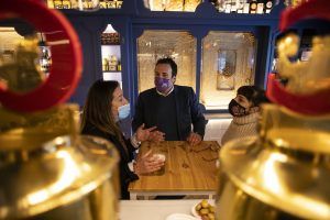 Cruzcampo se une a la iniciativa de Heineken® en Cádiz para seguir apoyando a los bares con #FUERZABAR a través de sus persianas - Gastronomía y Moda