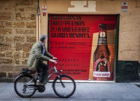 Cruzcampo se une a la iniciativa de Heineken® en Cádiz para seguir apoyando a los bares con #FUERZABAR a través de sus persianas - Gastronomía y Moda