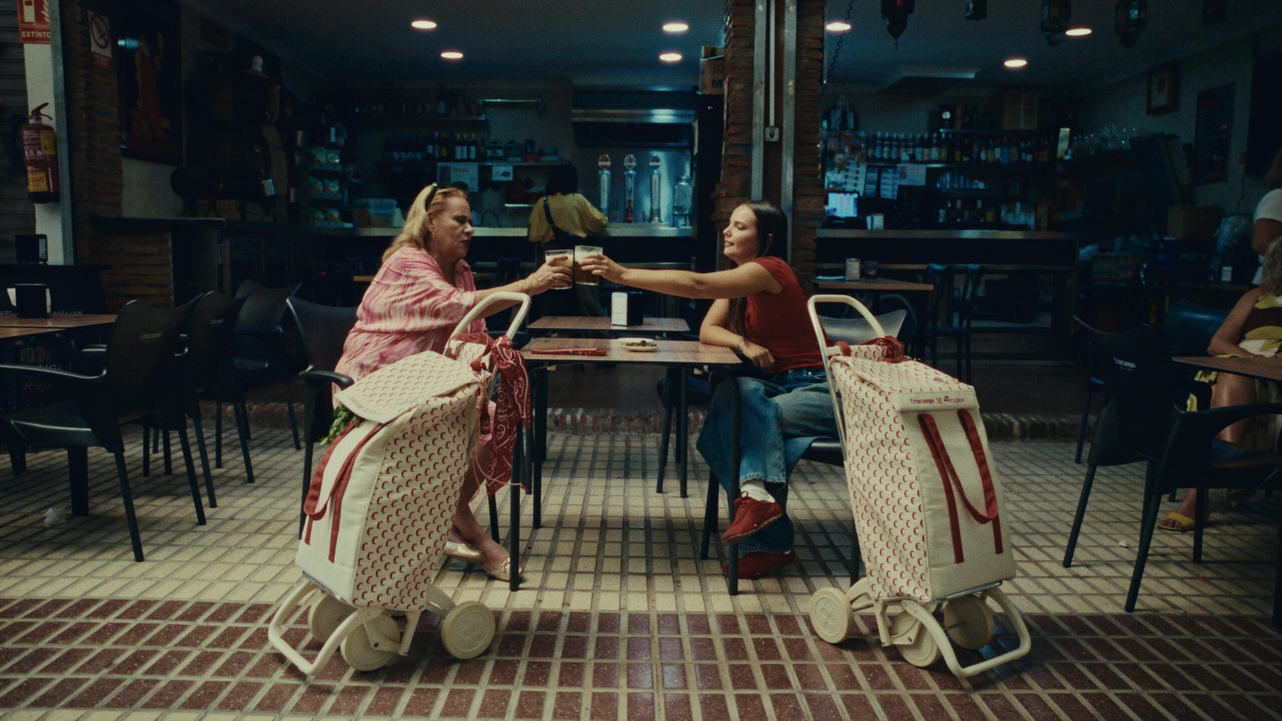 Cruzcampo y Rolser reinventan el carro de la compra con Carmina Barrios y Paula Sevillano - Gastronomía y Moda