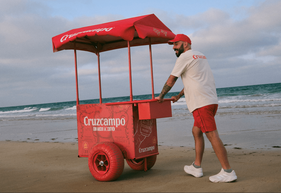 Cruzcampo rinde homenaje a los lateros, las voces que forman parte del verano andaluz Cruzcampo rinde homenaje a los lateros, las voces que forman parte del verano andaluz - Gastronomía y Moda
