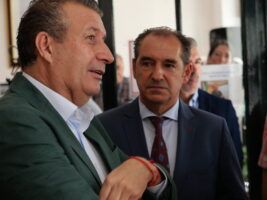 Javier Fernández reivindica el futuro de la Sierra Morena sevillana en un encuentro con vecinos y colectivos de la comarca - Gastronomía y Moda