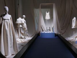 "Helbig Archive: 96-26": treinta años de sueños hechos con las manos en el Museo del Traje - Gastronomía y Moda