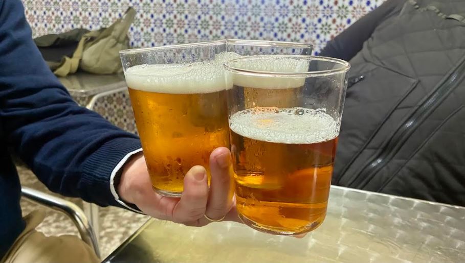 Una reflexión muy sevillana sobre algo tan cotidiano como llevar vasos de cerveza - Gastronomía y Moda (Vía Diario de Sevilla).