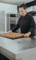 500 kg de mantecados en horno de leña, artesanales, y con materias primas de kilómetro 0, saldrán de la Pastelería Virgen de los Remedios en Estepa - Gastronomía y Moda