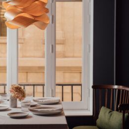 Andrea Tumbarello e Ignacio Bonasso llevan A Mesa Puesta a Restaurante Alameda en Granada - Gastronomía y Moda