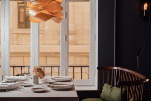 Andrea Tumbarello e Ignacio Bonasso llevan A Mesa Puesta a Restaurante Alameda en Granada - Gastronomía y Moda