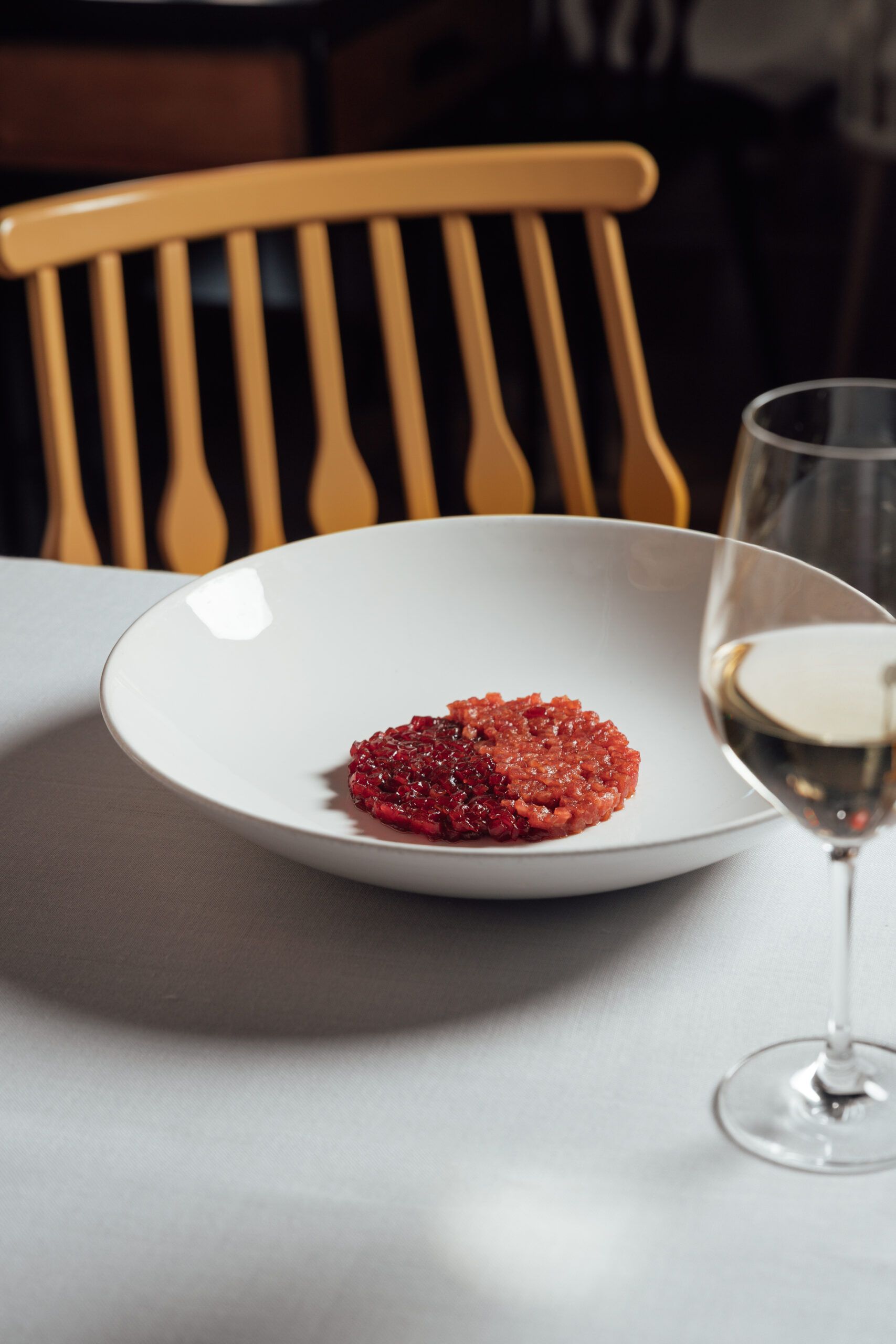 Andrea Tumbarello e Ignacio Bonasso llevan A Mesa Puesta a Restaurante Alameda en Granada - Gastronomía y Moda