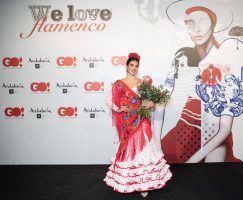 Apoteósica vuelta a la pasarela de la moda flamenca de la mano de We Love Flamenco. Premio a la Mejor Modelo We Love Flamenco 2022 para la sevillana María Barcia, quien ya fuera Miss World Sevilla’. Foto: Aníbal González© - Gastronomía y Moda