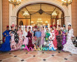 Apoteósica vuelta a la pasarela de la moda flamenca de la mano de We Love Flamenco. Paco Prieto: ‘De las de peina y volantes’. Foto: Aníbal González© - Gastronomía y Moda