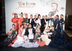 Apoteósica vuelta a la pasarela de la moda flamenca de la mano de We Love Flamenco. Pablo Retamero y Juanjo Bernal: ‘Gachí’. Foto: Aníbal González© - Gastronomía y Moda