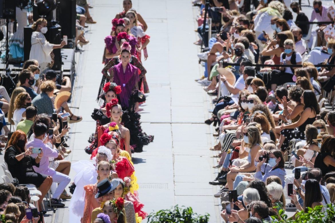 El Ayuntamiento de Sevilla destaca el éxito de organización y participación del desfile de moda flamenca de la Avenida de la Constitución concebido para apoyar a los diseñadores y promocionar las ventas de cara las ferias y romerías de 2022 - Gastronomía y Moda