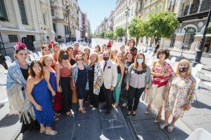 El Ayuntamiento de Sevilla destaca el éxito de organización y participación del desfile de moda flamenca de la Avenida de la Constitución concebido para apoyar a los diseñadores y promocionar las ventas de cara las ferias y romerías de 2022 - Gastronomía y Moda