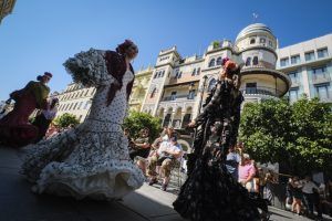 El Ayuntamiento de Sevilla destaca el éxito de organización y participación del desfile de moda flamenca de la Avenida de la Constitución concebido para apoyar a los diseñadores y promocionar las ventas de cara las ferias y romerías de 2022 - Gastronomía y Moda