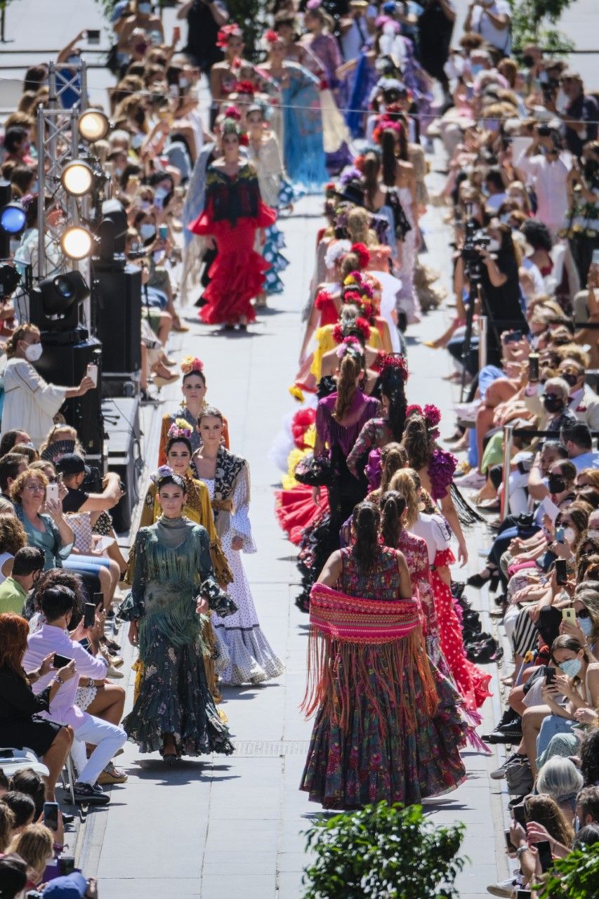 El Ayuntamiento de Sevilla destaca el éxito de organización y participación del desfile de moda flamenca de la Avenida de la Constitución concebido para apoyar a los diseñadores y promocionar las ventas de cara las ferias y romerías de 2022 - Gastronomía y Moda
