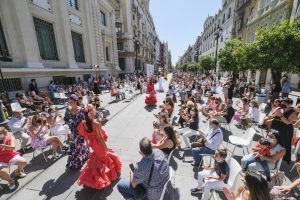 El Ayuntamiento de Sevilla destaca el éxito de organización y participación del desfile de moda flamenca de la Avenida de la Constitución concebido para apoyar a los diseñadores y promocionar las ventas de cara las ferias y romerías de 2022 - Gastronomía y Moda