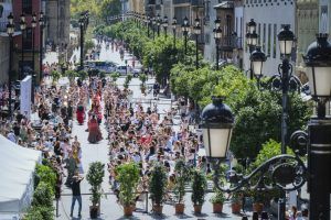 El Ayuntamiento de Sevilla destaca el éxito de organización y participación del desfile de moda flamenca de la Avenida de la Constitución concebido para apoyar a los diseñadores y promocionar las ventas de cara las ferias y romerías de 2022 - Gastronomía y Moda